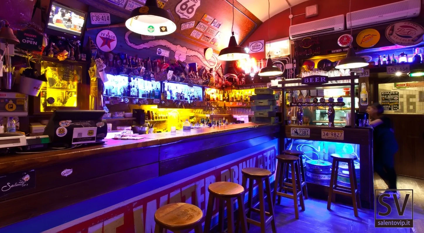 Interni del Road 66 Pub a Lecce